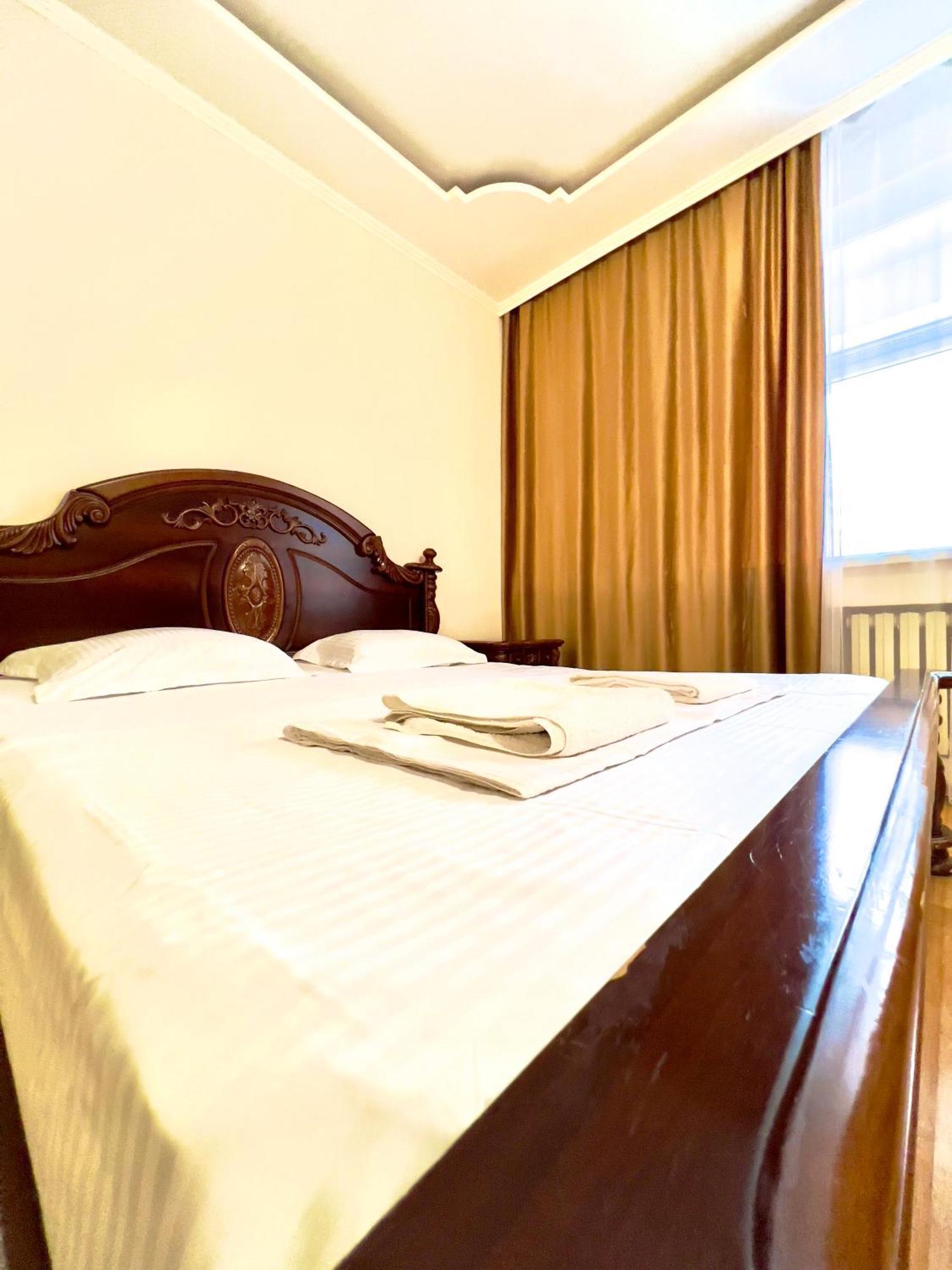 Apartment 241 уютная 3-комнатная возле байтерека 130 кв м с 3 кроватями и 2 диванами и 2 санузлами *