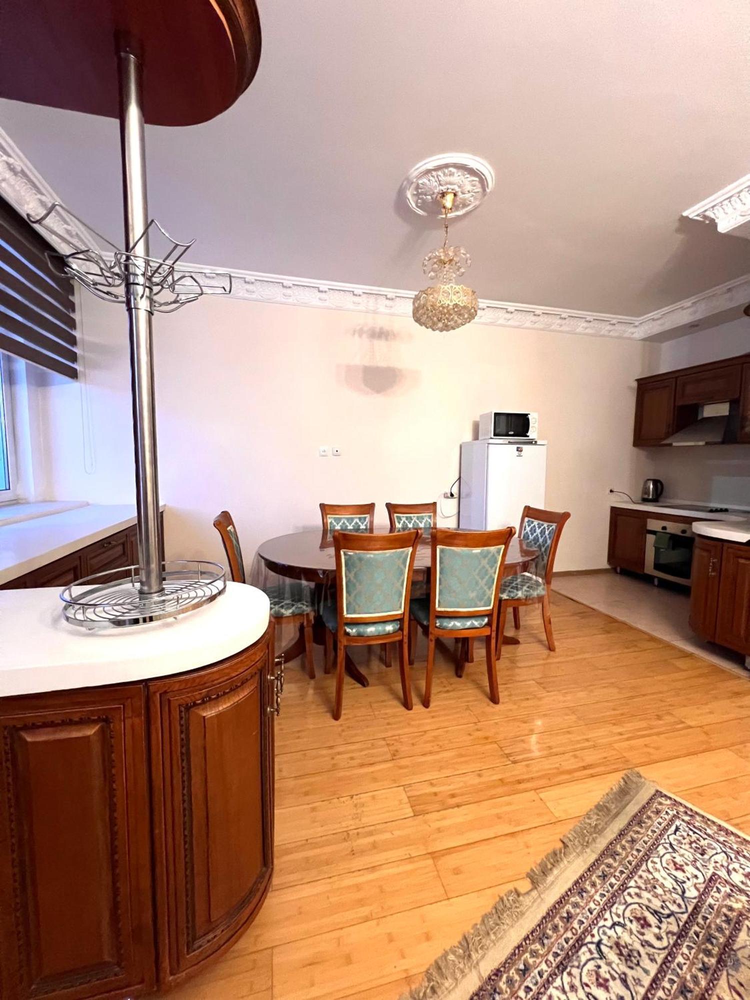 Apartment 241 уютная 3-комнатная возле байтерека 130 кв м с 3 кроватями и 2 диванами и 2 санузлами