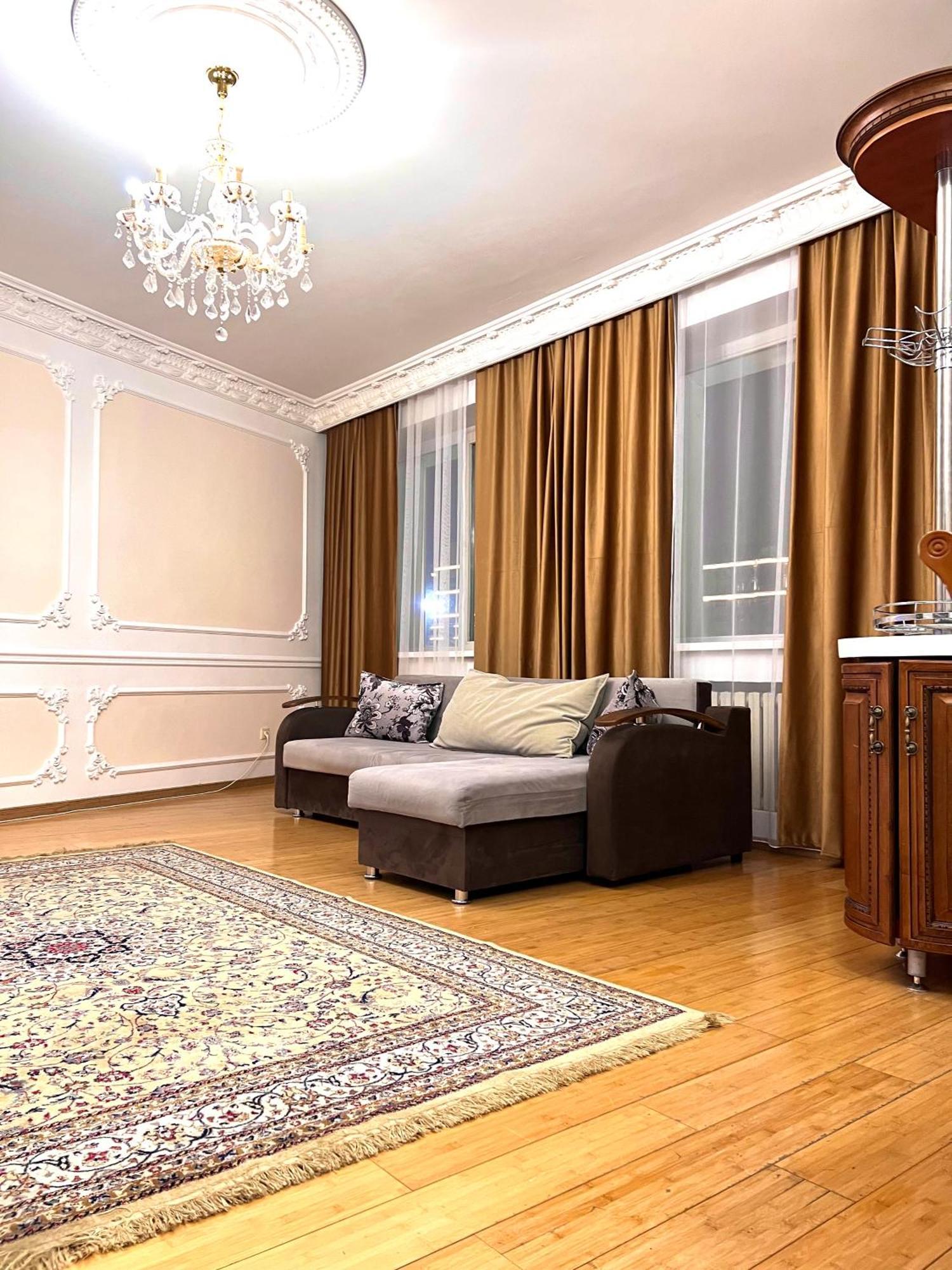 Apartment 241 уютная 3-комнатная возле байтерека 130 кв м с 3 кроватями и 2 диванами и 2 санузлами Nur-Sultan (Astana)