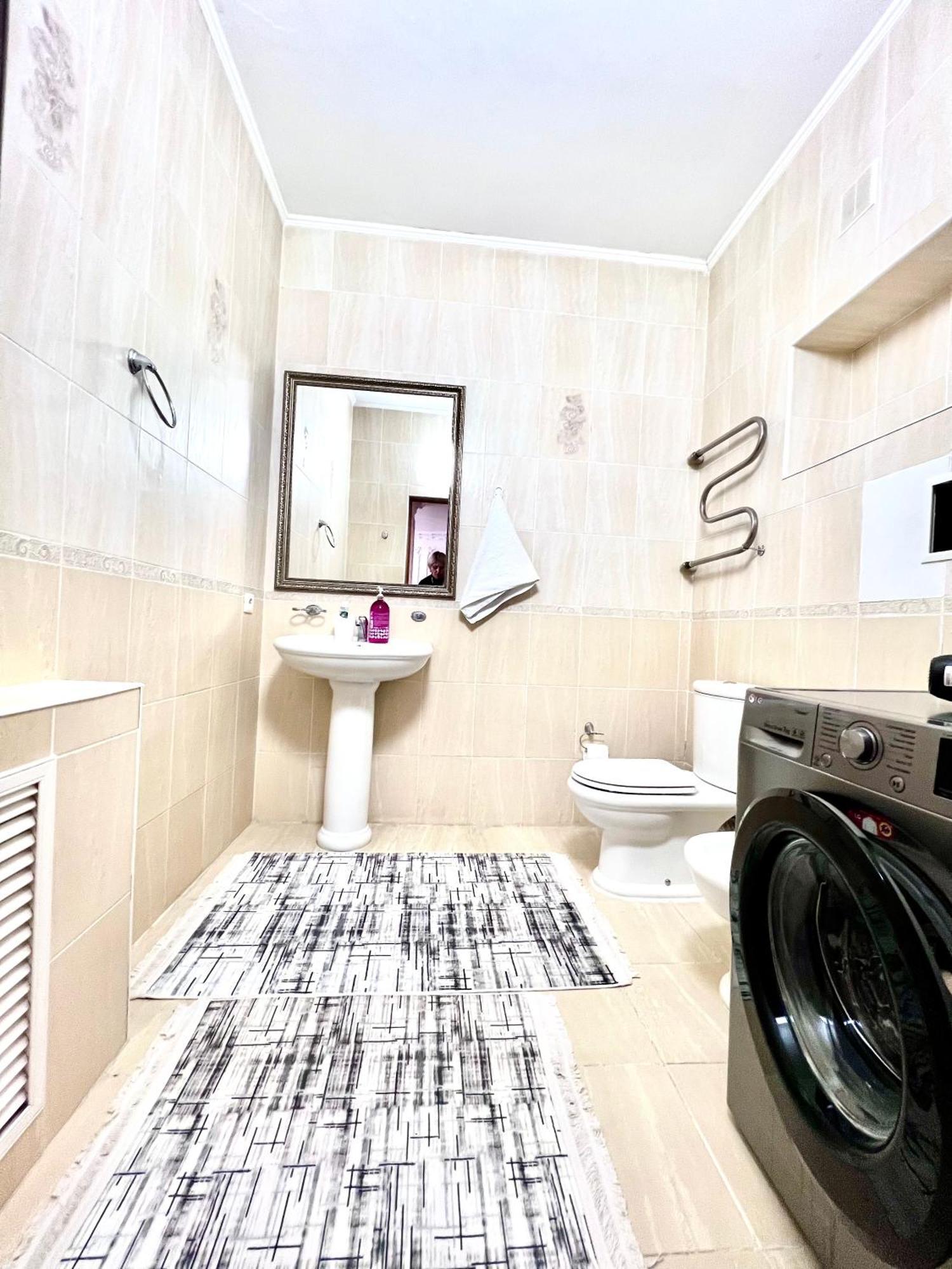 Apartment 241 уютная 3-комнатная возле байтерека 130 кв м с 3 кроватями и 2 диванами и 2 санузлами