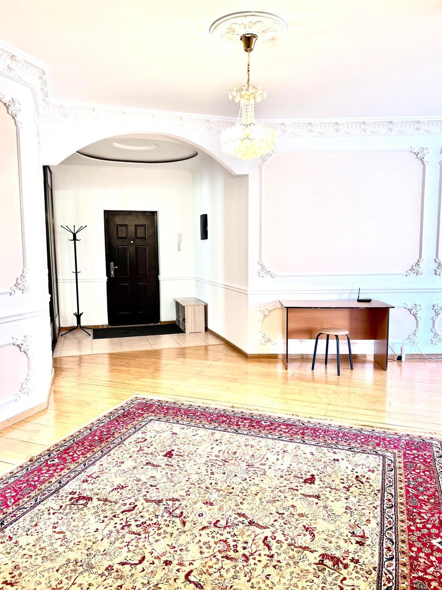 Apartment 241 уютная 3-комнатная возле байтерека 130 кв м с 3 кроватями и 2 диванами и 2 санузлами *
